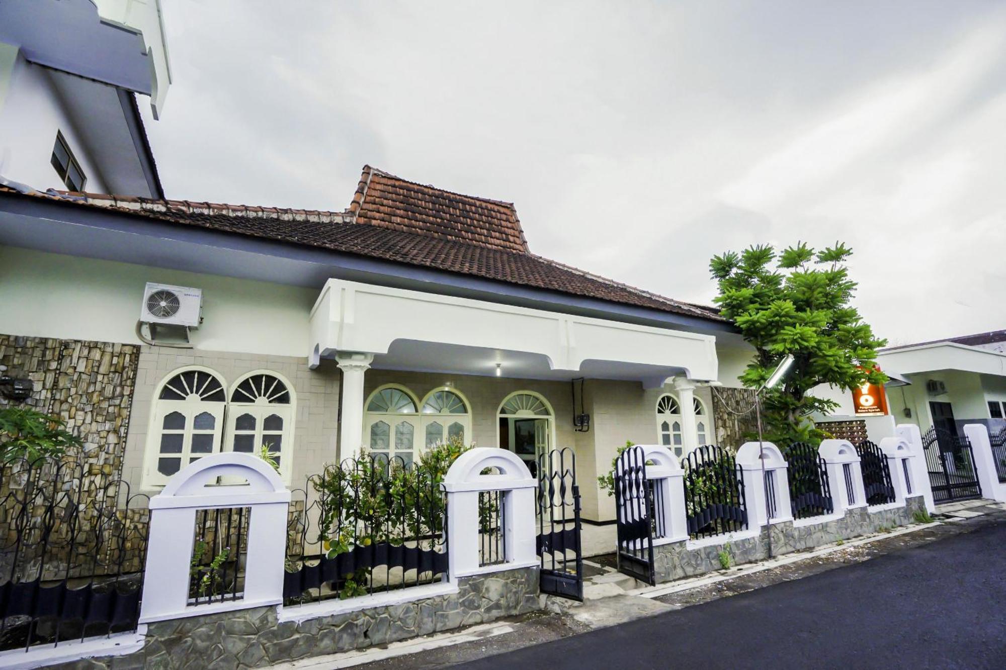 Oyo 2004 Penginapan Bidara Syariah 프로볼링고 외부 사진